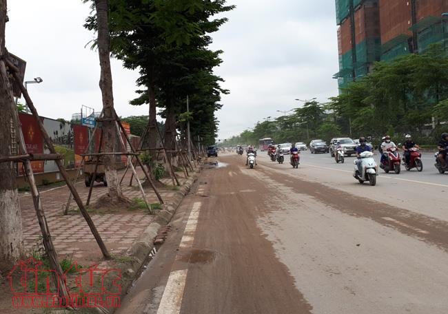 Đường Võ Chí Công (Hà Nội) lại vương vãi đất bẩn ảnh 7